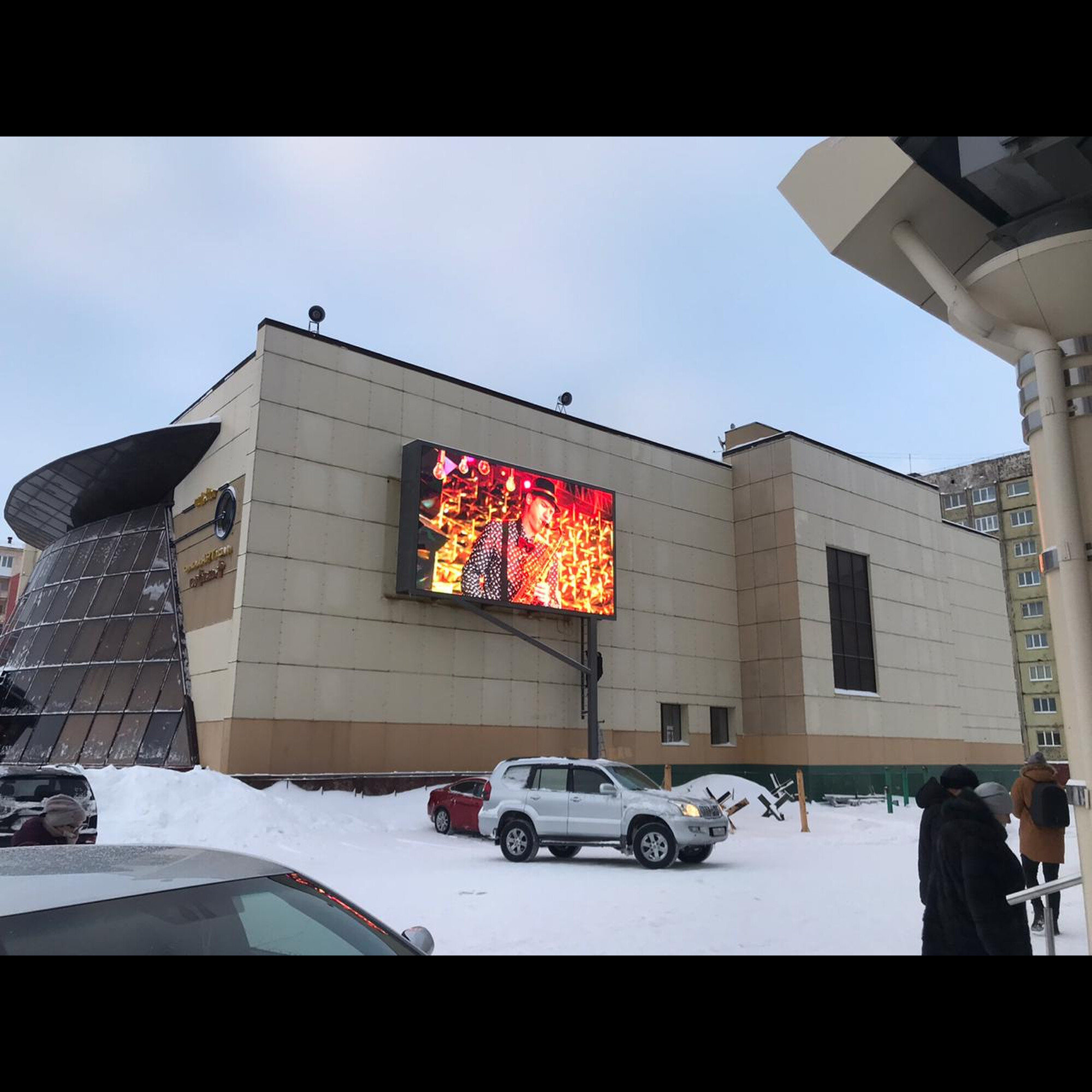 Светодиодный экран уличный Р8 8640*4800мм 45 кабинетов (960*960) SignImpress