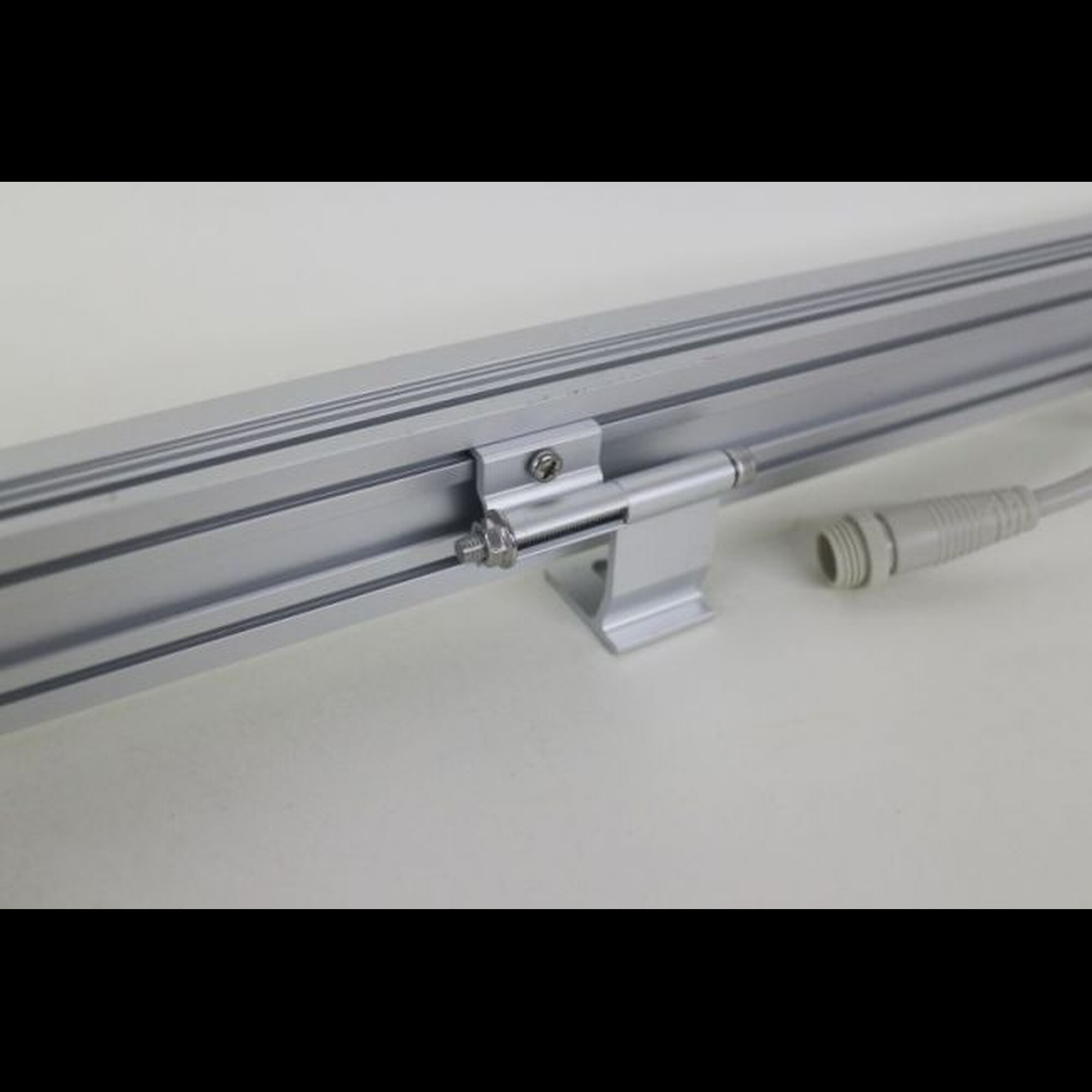 Прожектор линейный архитектурный WL 24В 24Вт 3000К SMD3030 24Д 10*60˚ IP65 1m SignImpress